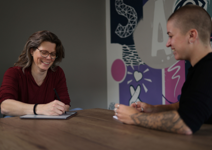 Zorgmanager Miranda heeft een jaargesprek met begeleider Joyce.