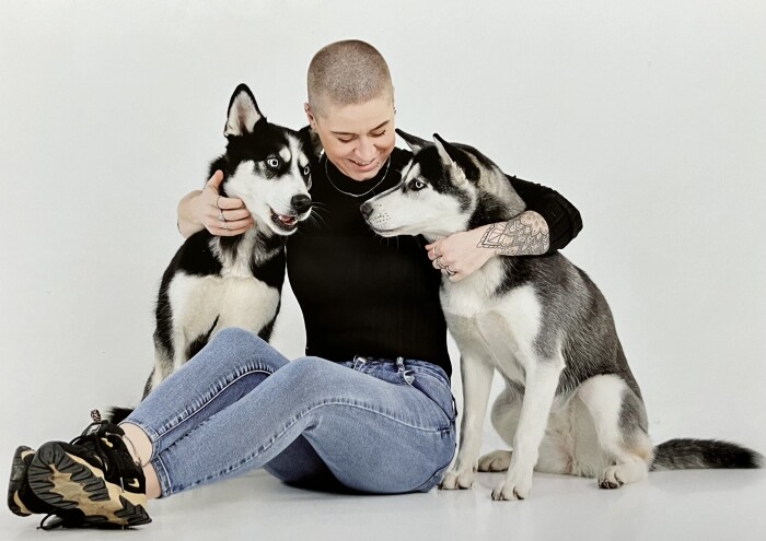 Joyce knuffelt met haar twee honden