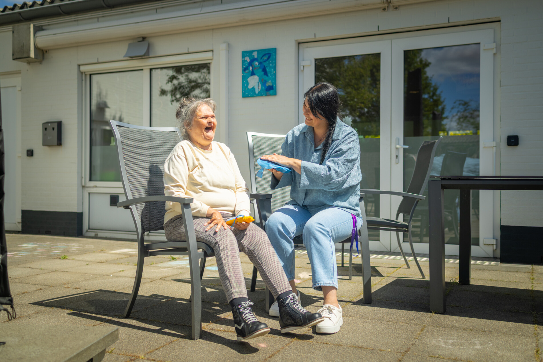 Cliënt complexe zorg die hard lacht om begeleider van Careflex