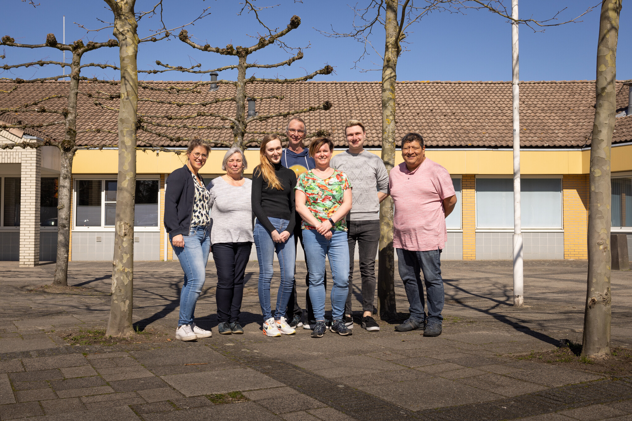 Het kernteam van Careflex staat voor de zorginstelling en glimlachen.