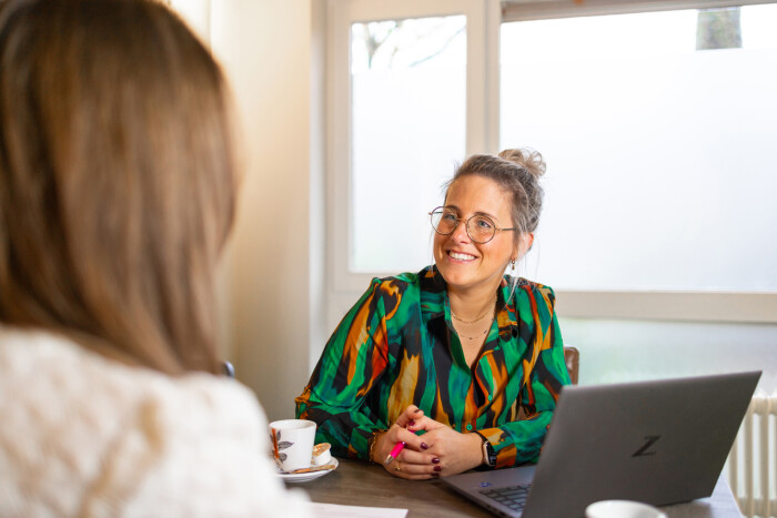 Zorgmanager Anouk is in gesprek met Amarant.